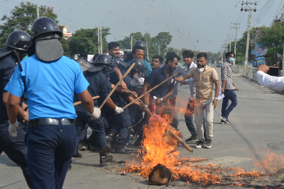 सीमा अतिक्रमणविरुद्ध विराटनगरमा अनेरास्ववियूकाे प्रदर्शन, मोदीको पुत्ला दहन