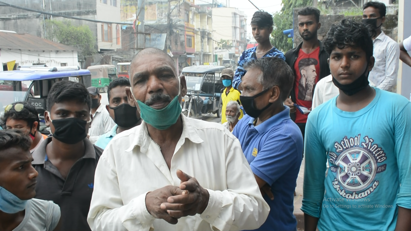 सिटिसफारी चल्न दिनुपर्ने माग राख्दै चालकहरू पुगे विराटनगर महानगरपालिका