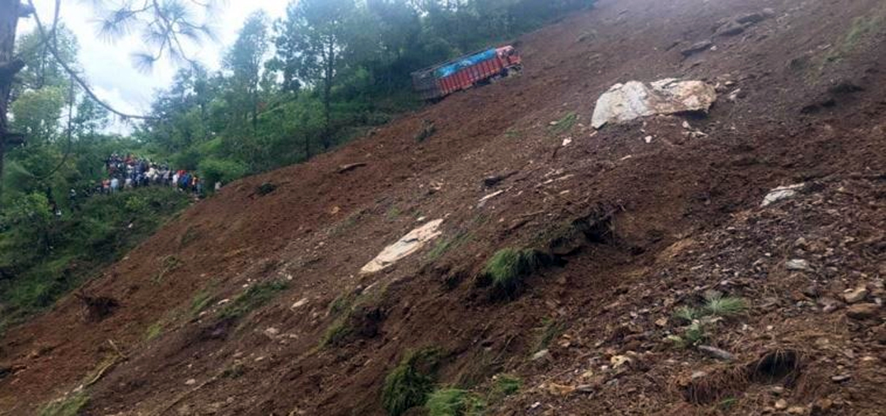 विद्यालयबाट फर्किँदै गरेकी ६ वर्षीया बालिकाको पहिरोमा परी मृत्यु 