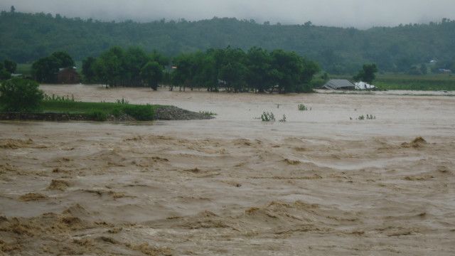 बबईमा आएको बाढीले बगाउँदा दम्पती बेपत्ता