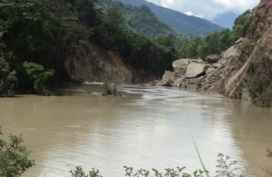 पहिरोले म्याग्दीको हिलबाङ खोला थुनियो, तल्लो क्षेत्रका गाउँ जोखिममा