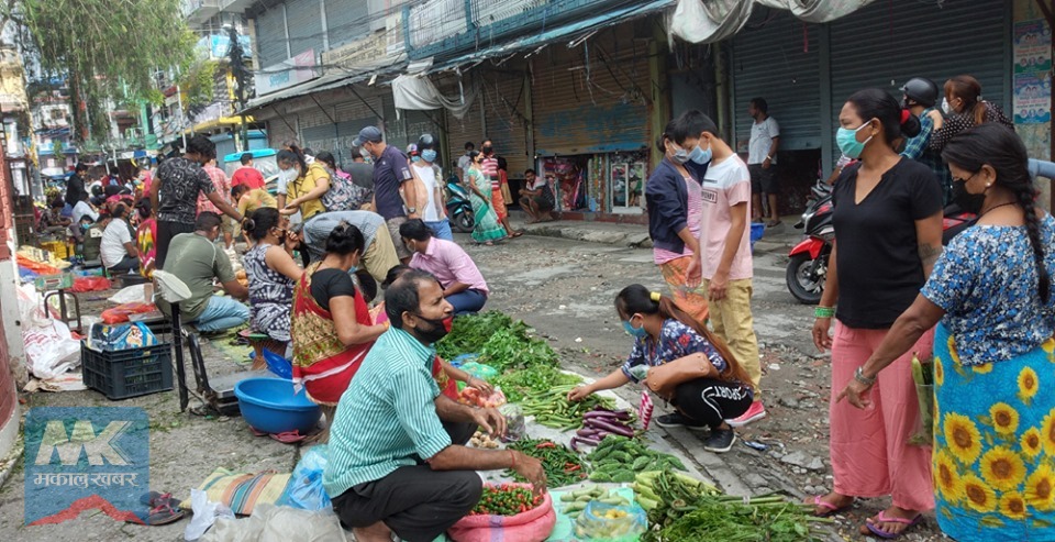 भीडभाडमै तरकारी बिक्रि: रमिते नगर प्रहरी, छैन सामाजिक दूरी !