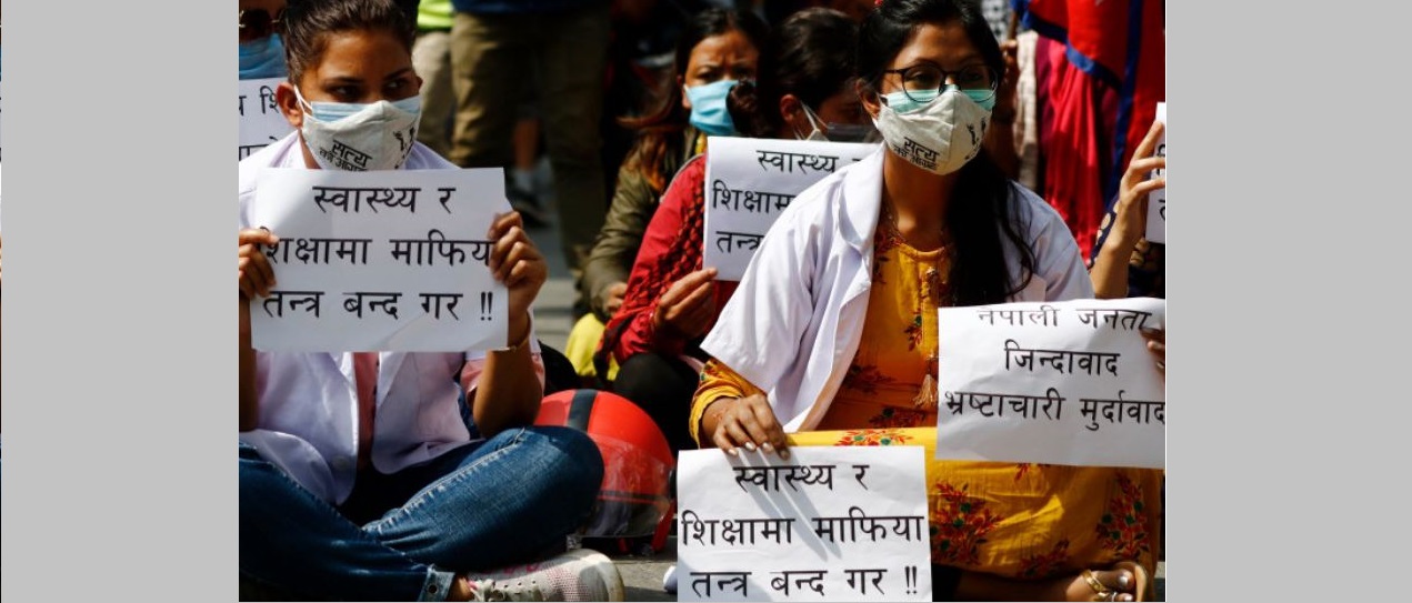 गोविन्द केसीको समर्थनमा प्रदर्शन : स्वास्थ्य र शिक्षामा माफियातन्त्र बन्द गर