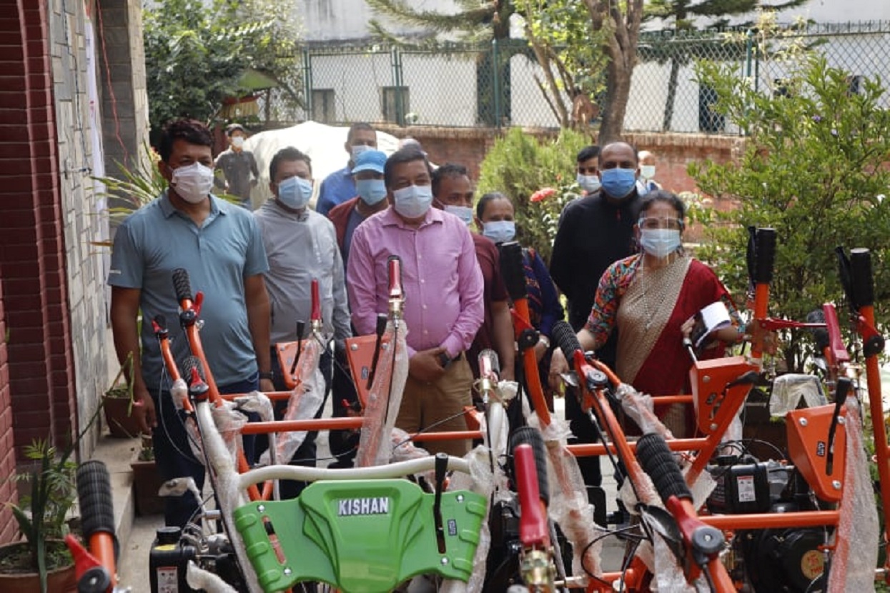 गोकर्णेश्वरका किसानलाई हाते ट्र्याक्टर