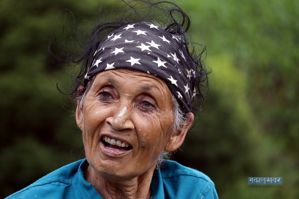 Elderly woman participates in paddy planting despite Corona pandemic