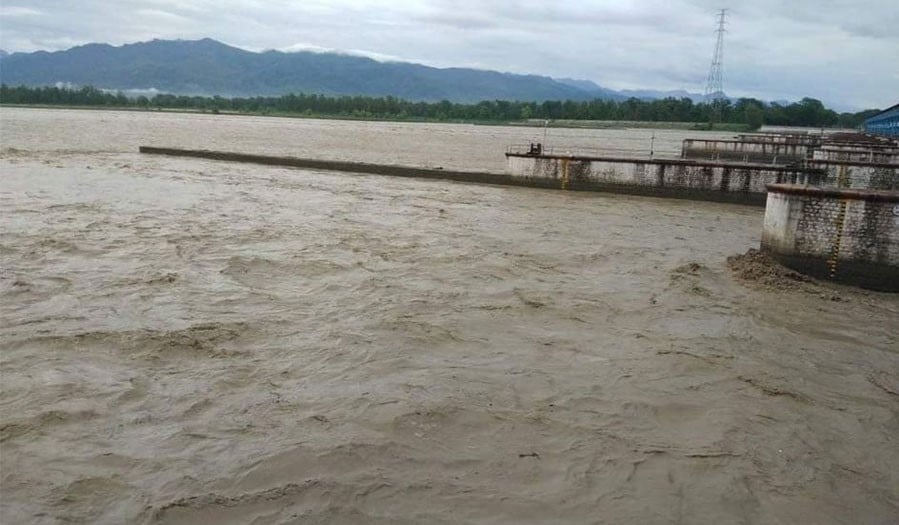 महाकालीको बाढीले खतराको सतह नाघ्यो, शारदा ब्यारेजमा आवागमन बन्द