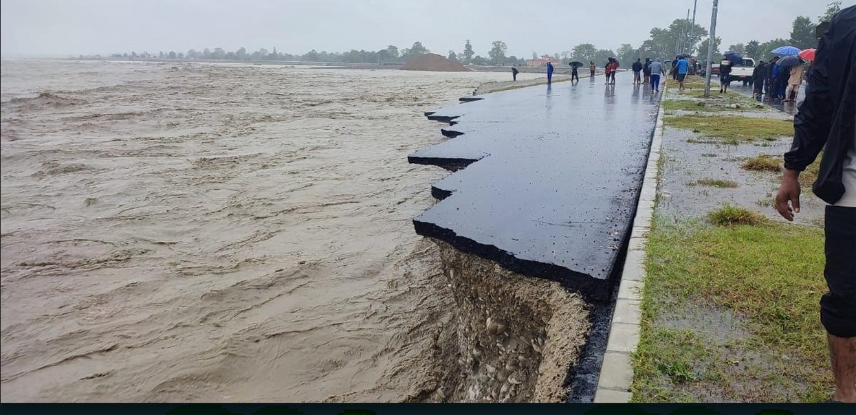 महाकाली नदीको बाढीले खतराको सतह नाघ्यो, पहुँच मार्ग भत्कायो