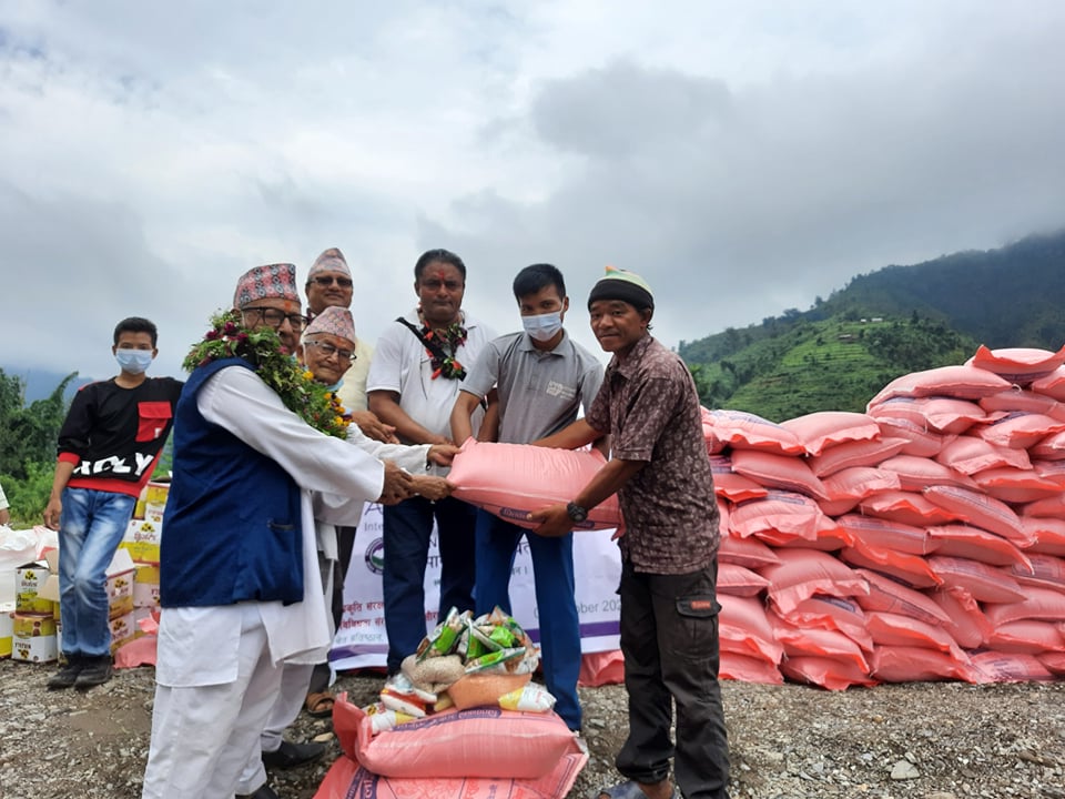 चेपाङ परिवारलाई खाद्यान्न सहयोग