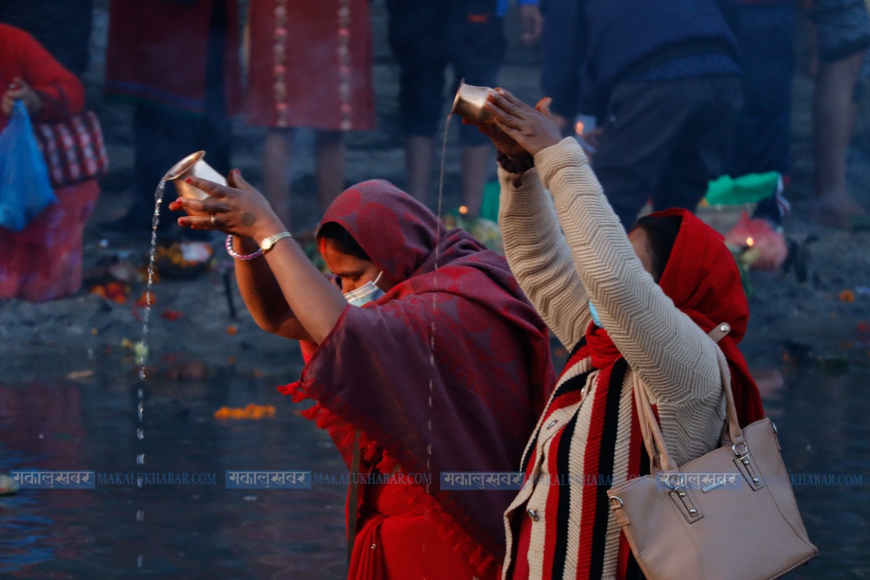 उदाउँदो सूर्यलाई अर्घ्य दिएपछि सकियो छठ (तस्बिरहरू)