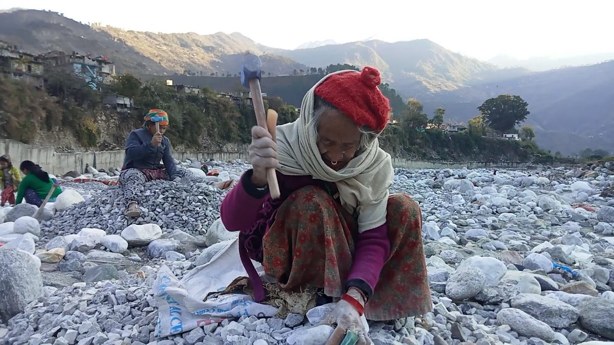 बाउलीखाेला : जहाँ राेजीराेटीका लागि ६ सयभन्दा बढी महिलाले गिट्टी कुट्छन् (भिडिओसहित)