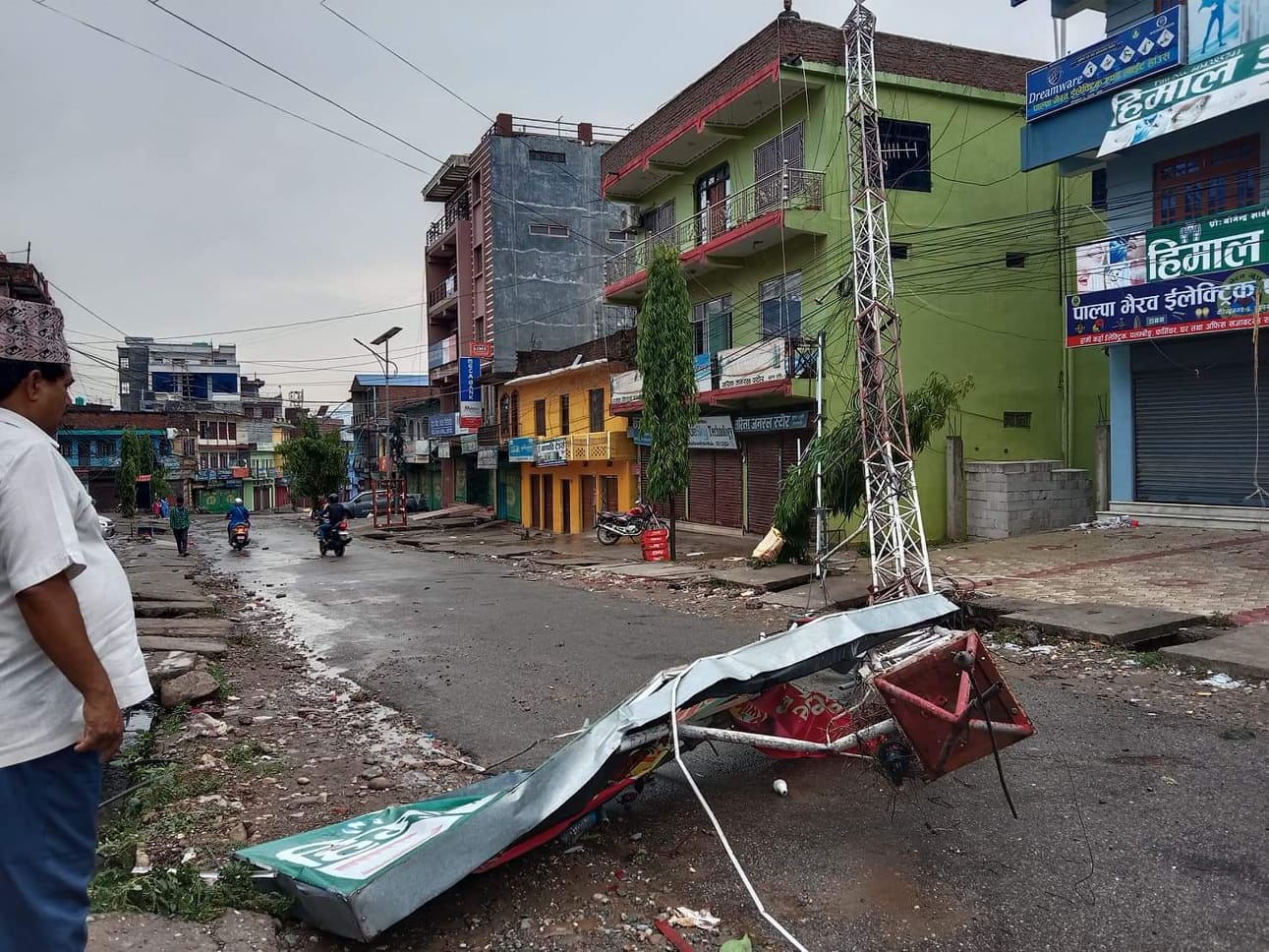 हावाहुरीका कारण रेडियो सुर्खेतको टावर ढल्यो