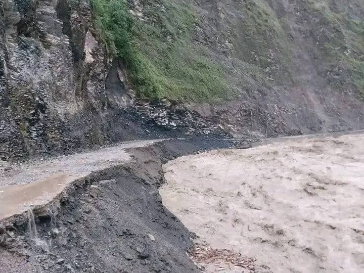 सेतीको बाढीले सडक कटान गर्दा यातायात अवरुद्ध