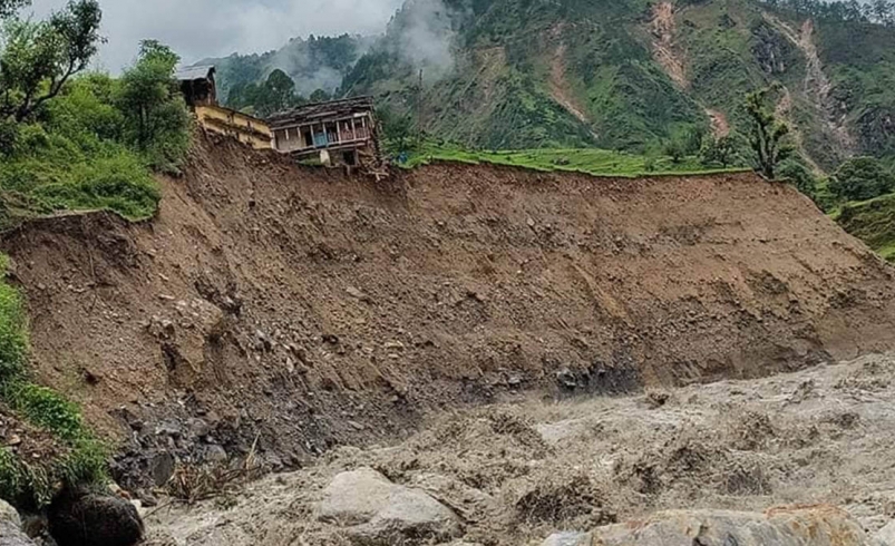 बाजुरामा बाढीले चार घर बगायो