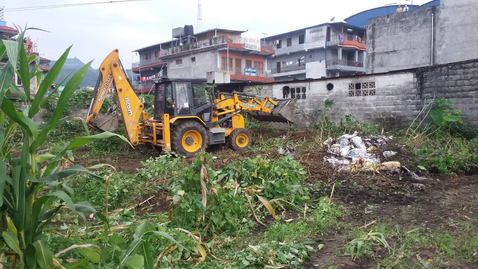 अदालतले सरकारी बनाइदिएको न्यूरोडको जग्गामा महानगरले चलायो डोजर, जग्गाधनीको अवरोध