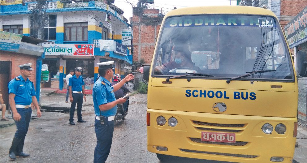 यात्रुवाहक बसमा सादा पोशाकका प्रहरी खटाइने