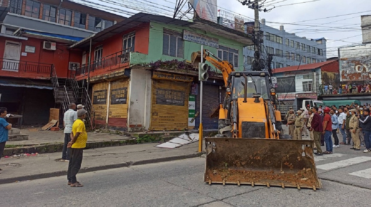 पोखराले पनि चलायो डोजर, जीर्ण संरचना भत्काइयो