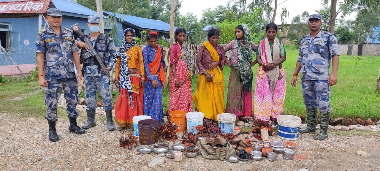 कस्तुरीको बिनाजस्तो देखिने सामानसहित ६ जना भारतीय महिला पक्राउ