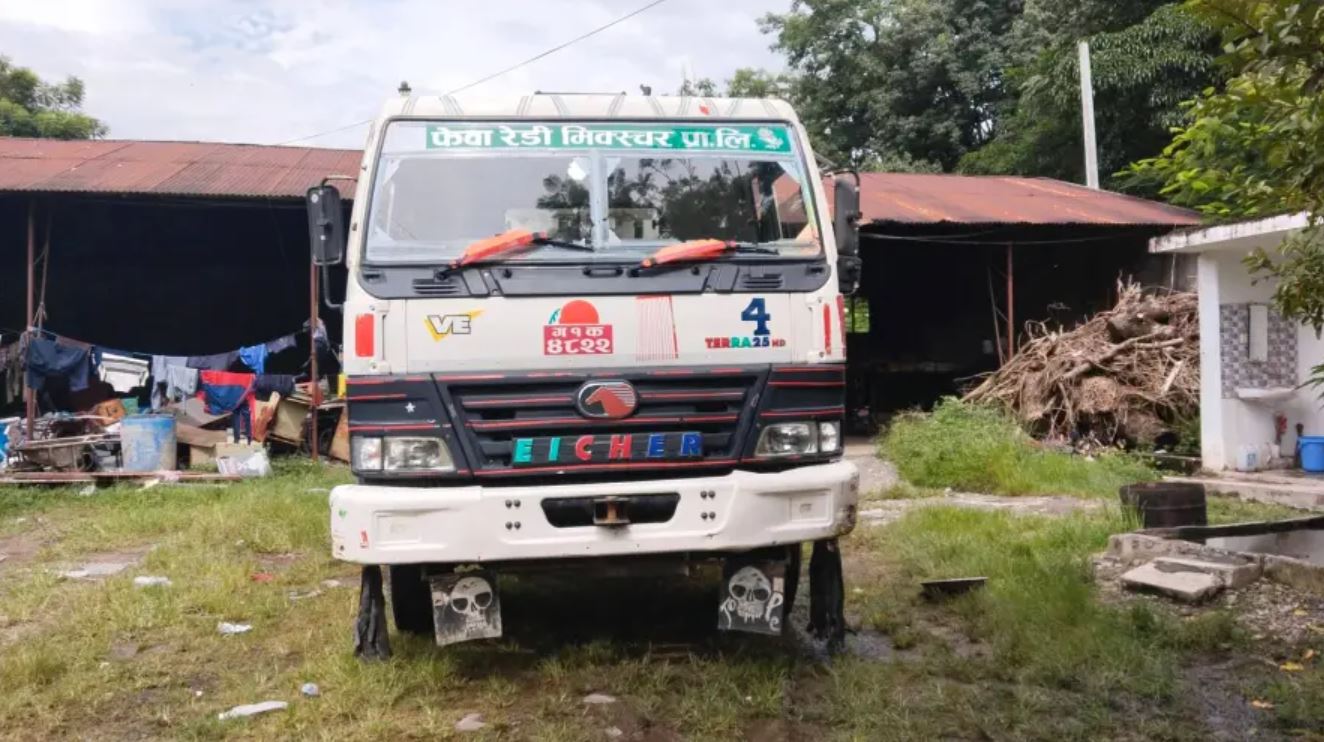 फेवाताल किनारमा घर ढलान गरिरहेको रेडी मिक्स्चर महानगरको नियन्त्रणमा