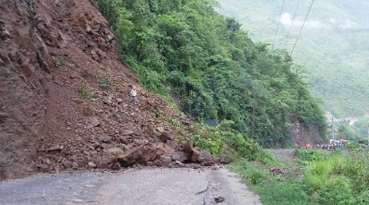 कर्णाली राजमार्गको विभिन्न स्थानमा पहिरो