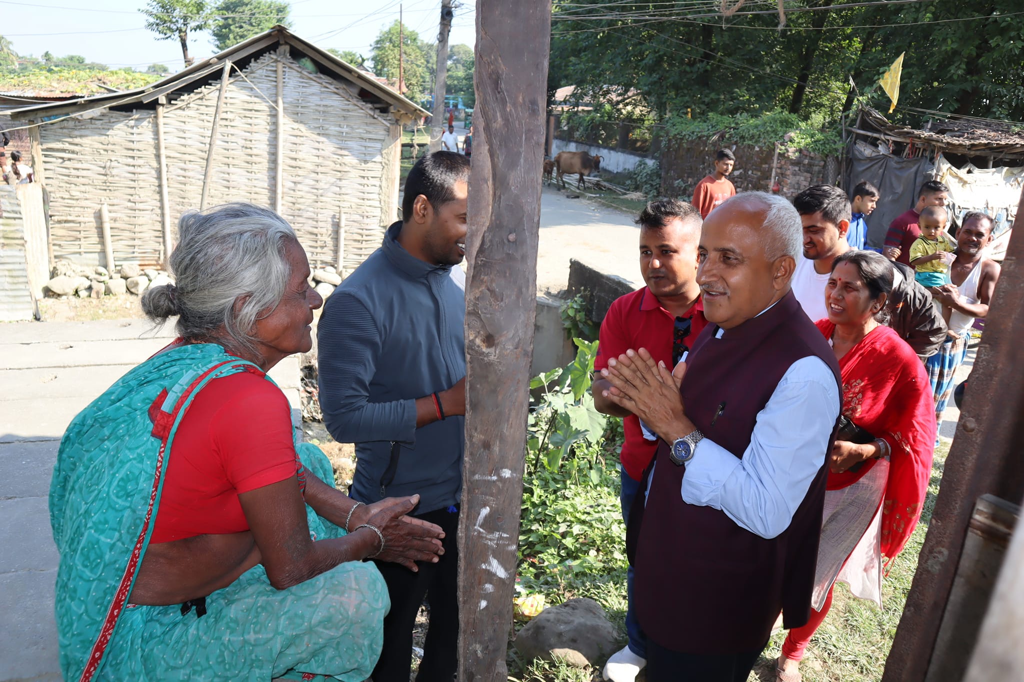 उम्मेदवार घरघरमा भोट माग्न व्यस्त, विगतका कार्यको समीक्षा गर्दै मतदाता