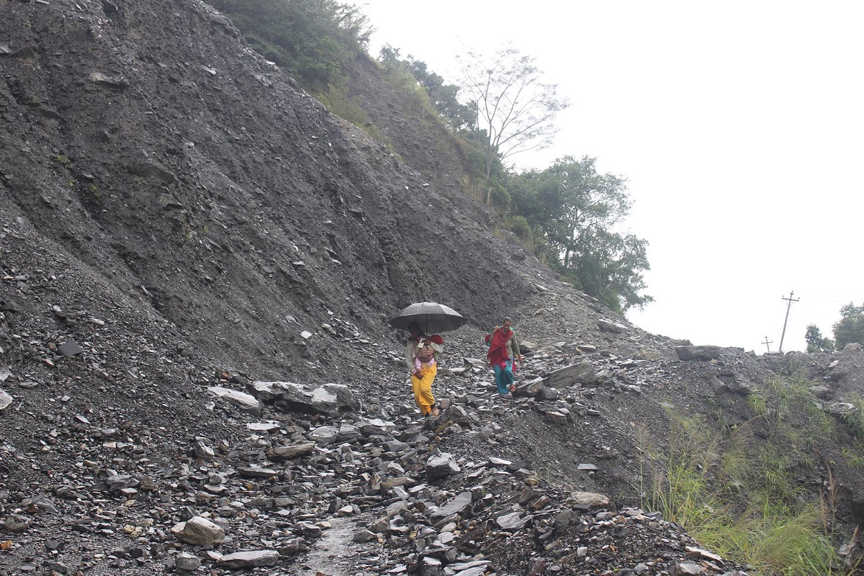 मनाङको सडक सञ्जाल टुट्दै : चट्टानसहितको सुक्खा पहिरो, सडक अवरुद्ध