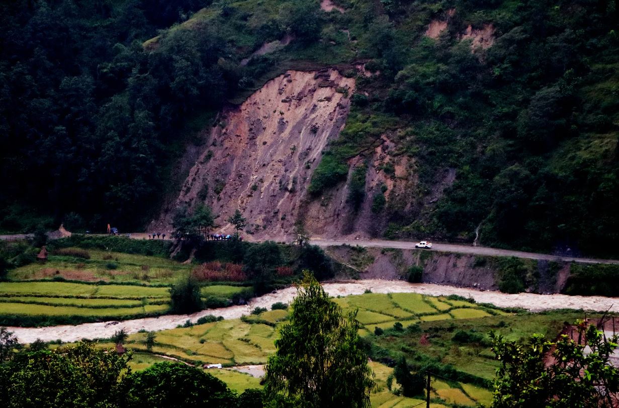 लोकमार्गको दर्जनौँ स्थानमा पहिरो, सयौँ यात्रु अलपत्र