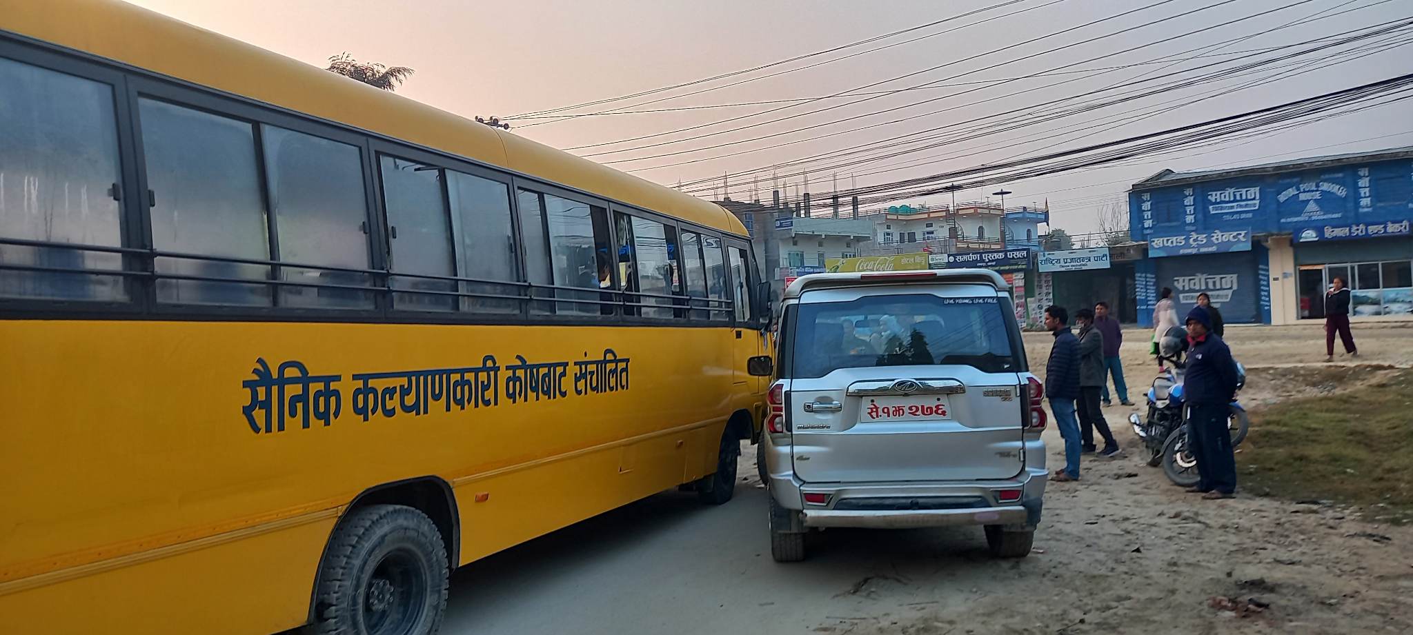 बिहानै सरकारी गाडी लिएर ब्याडमिन्टन खेल्न हिँडेका प्रदेश सचिवले स्कुल बसलाई ठक्कर दिएपछि… 