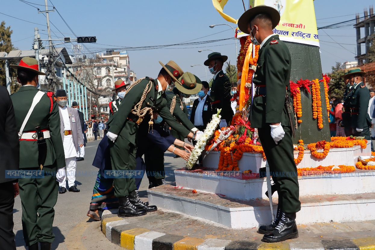 राष्ट्रपतिद्वारा पृथ्वीनारायण शाहको शालिकमा माल्यार्पण (तस्बिरहरु)