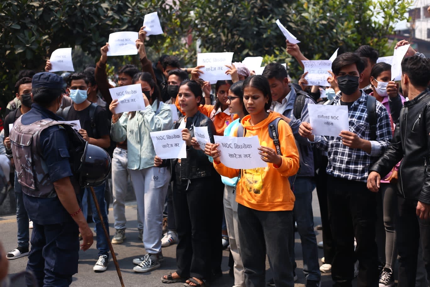 एनओसी खुला गर्न दबाब दिँदै विदेश जान चाहने विद्यार्थीको प्रदर्शन (तस्बिरहरू)