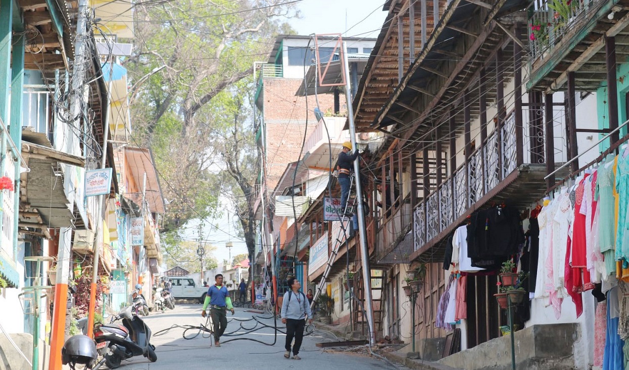 धनकुटा बजारमा विद्युतको नाङ्गो तार हटाइँदै