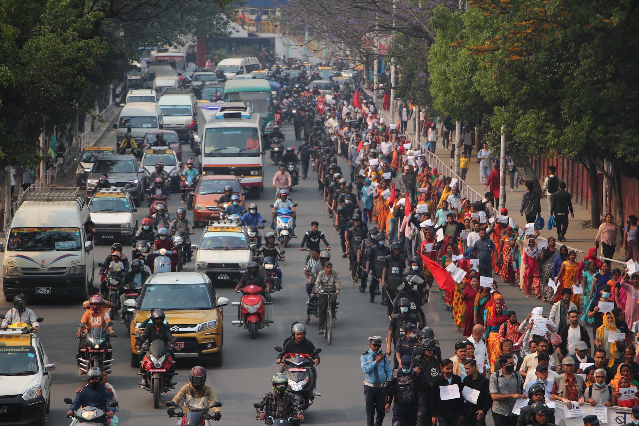 वृहत् नागरिक आन्दोलन र मिटर ब्याज पीडितको संयुक्त प्रदर्शन (तस्बिरहरु)