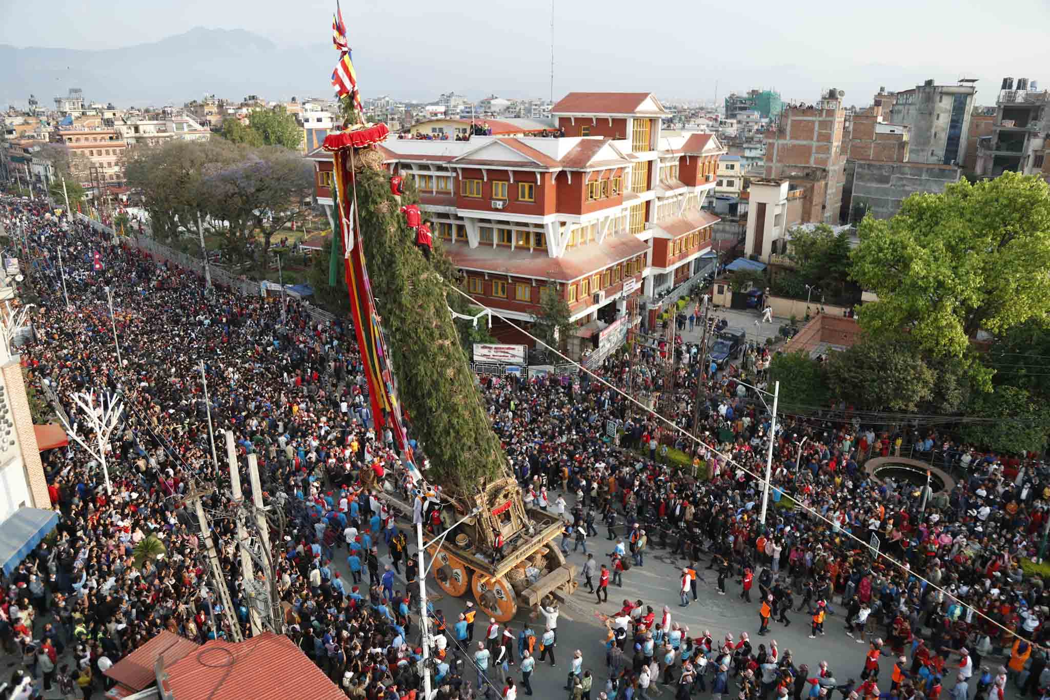 वर्षा र सहकालका देवता रातो मत्येस्न्द्रनाथको रथ यात्रा सुरु (तस्बिरहरू)