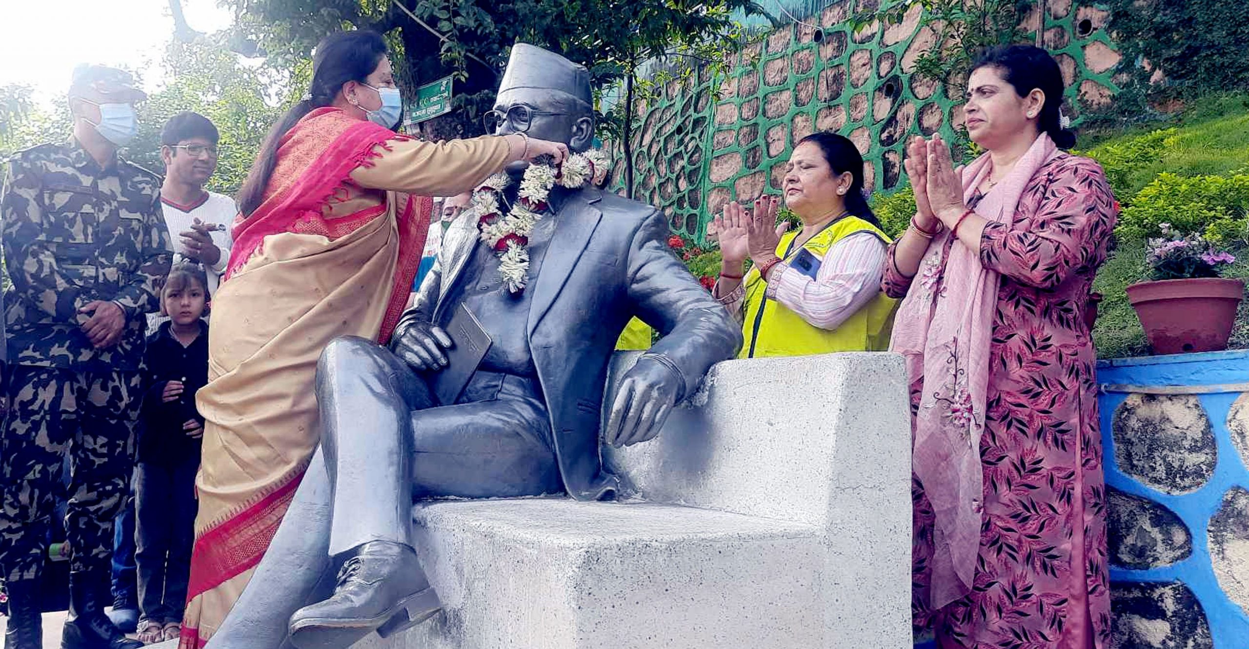 पूर्व राष्ट्रपति भण्डारी र एमाले अध्यक्ष ओलीले गरे मदन भण्डारीको सालिकमा माल्यार्पण