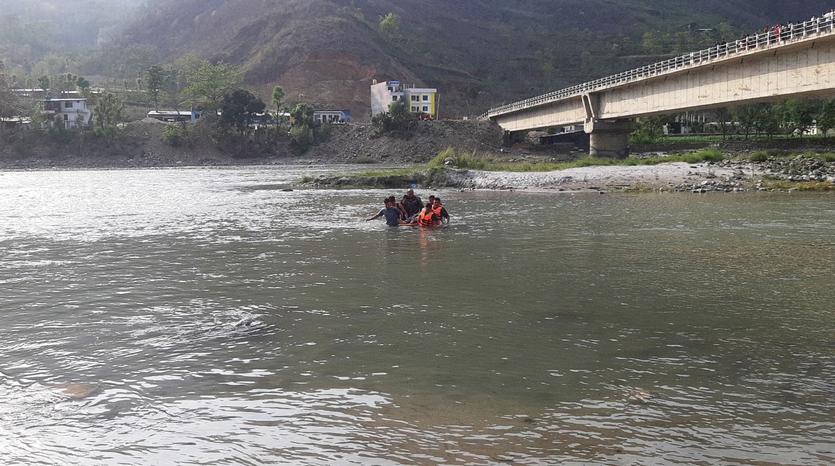 पुलबाट तामाकोशीमा हामफाली आत्महत्या प्रयास गरेका व्यक्तिकाे सशस्त्रले गर्‍यो जिवितै उद्धार