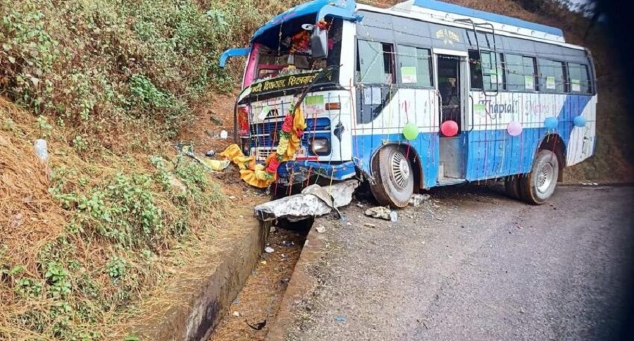 काठमाडौंका लागि छुटेको बस ब्रेक फेल भएर दाउन्नेमा पल्टियो