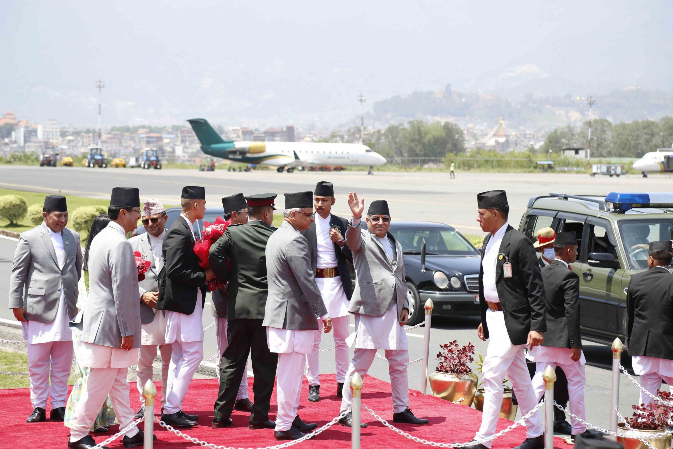 प्रधानमन्त्रीलाई एयरपोर्टमा यसरी गरियो बिदाइ (तस्बिरहरू)