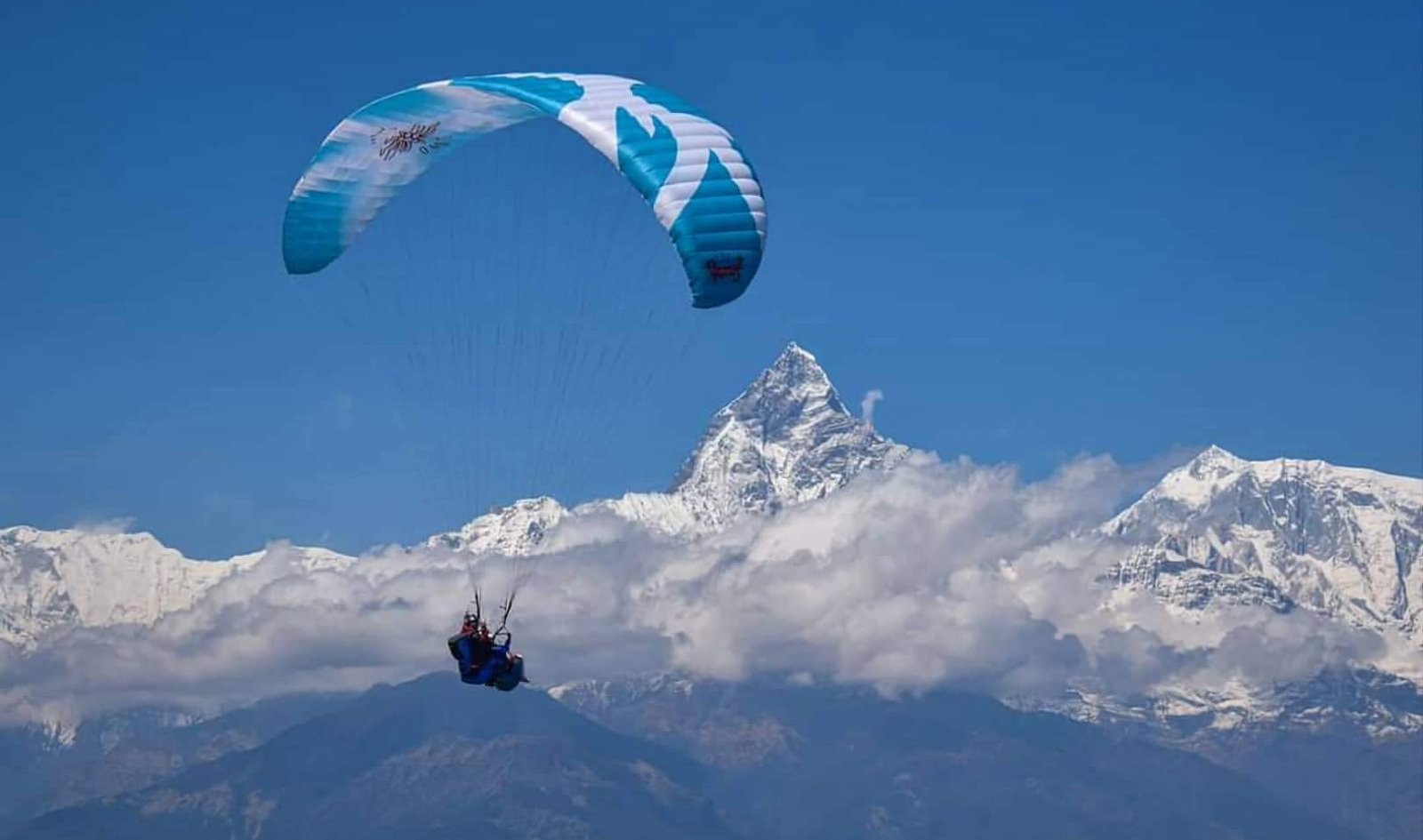 चिनियाँ आरोहीले गरे सगरमाथामा प्याराग्लाइडिङ