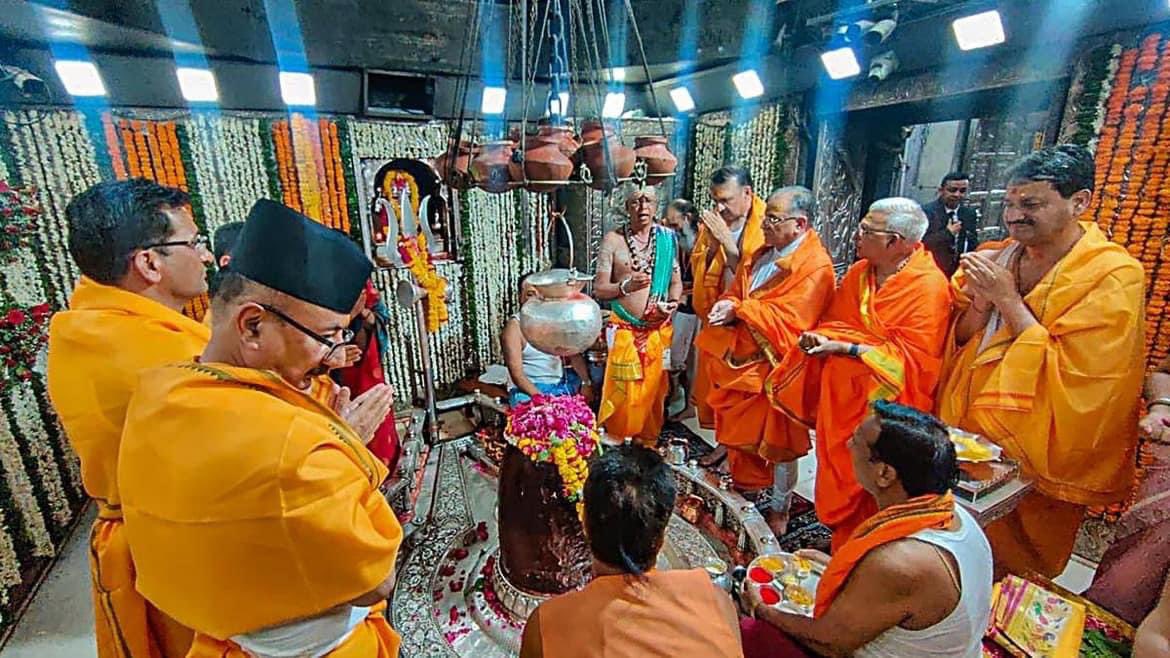 पुरै मन्त्रिमण्डल एकैसाथ धार्मिकस्थलमा जाँदा प्रश्न उठ्छ