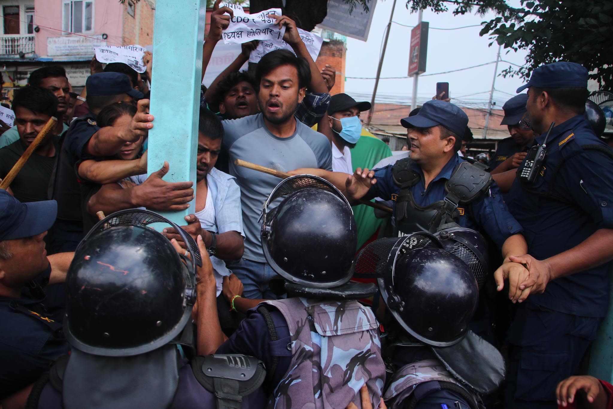 नागरिकताविहीन सङ्घर्ष समितिका प्रदर्शनकारी  र प्रहरीबीच झडप(तस्बिरहरु)