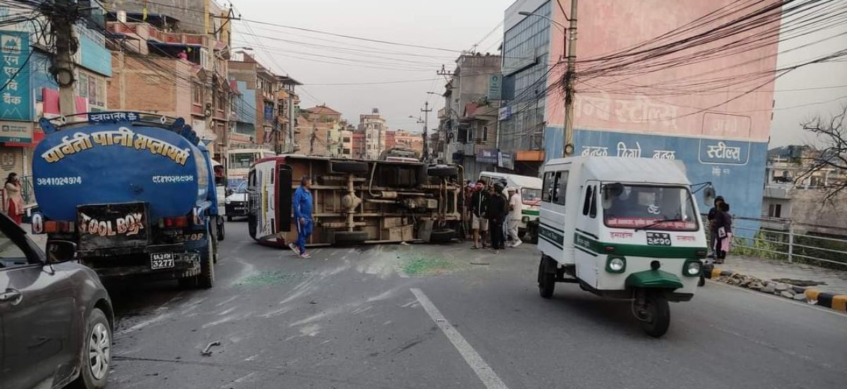 तीव्र गतिको बस इमाडोलको बिच सडकमै पल्टियो