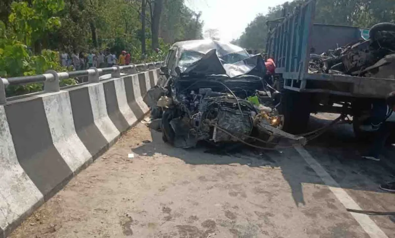 दुई स्कुटरमा सवार थियो चन्द परिवार, भारतमा कारले ठक्कर दिँदा चारै जना बिते 