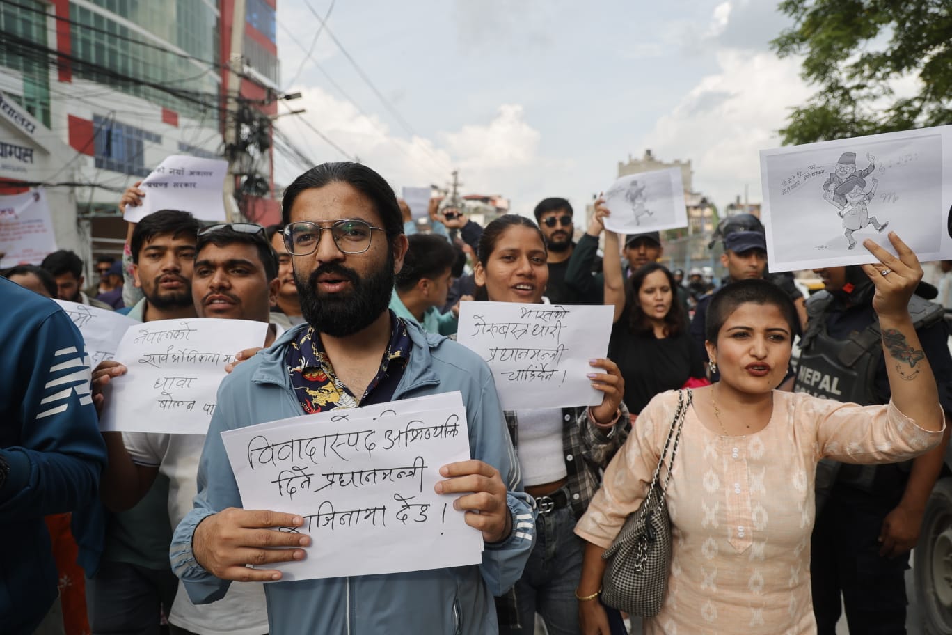 प्रधानमन्त्री प्रचण्डको अभिव्यक्तिविरुद्ध अनेरास्ववियुको प्रदर्शन (तस्बिरहरु)