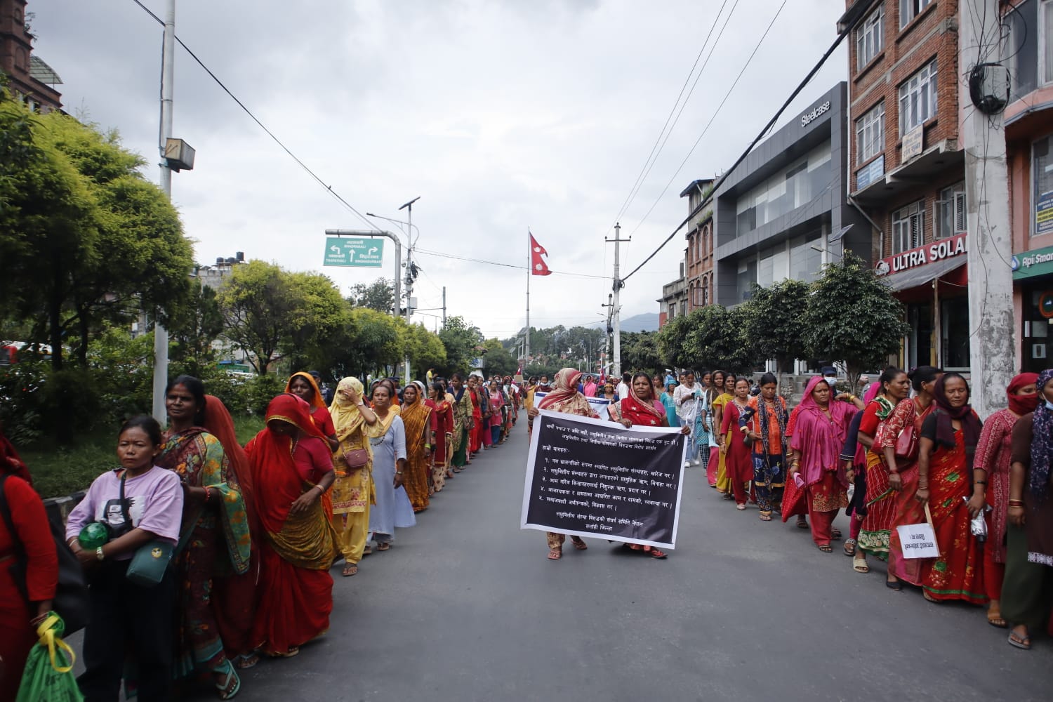 लघुवित्त पीडितद्वारा माइतीघरमा प्रदर्शन (तस्बिरहरु)