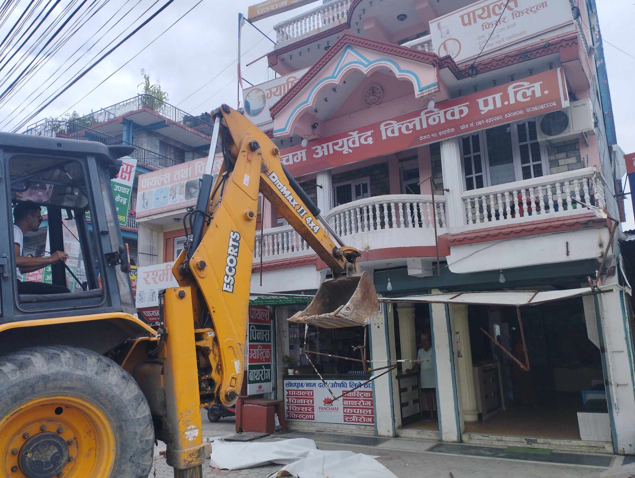 पृथ्वी राजमार्गको मापदण्ड विपरीत संरचनामा पोखरा महानगरले लगायो डोजर