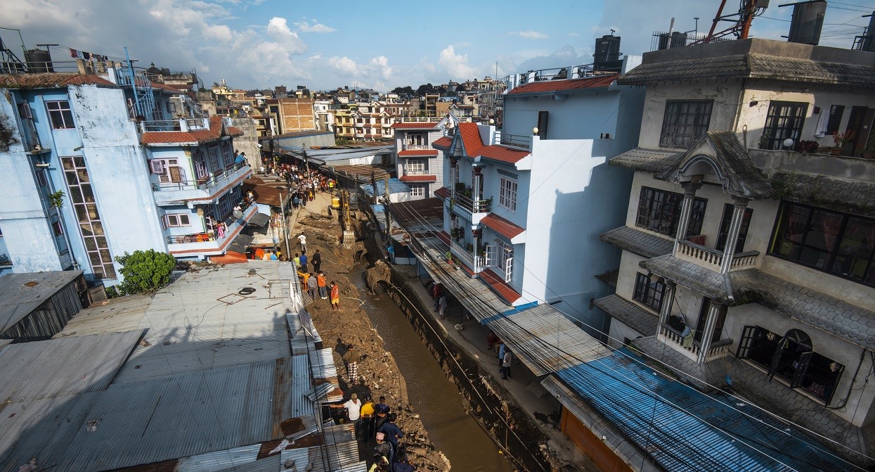 भत्किएको महानगरलाई कसले बनाउने ? (तस्बिरहरू)