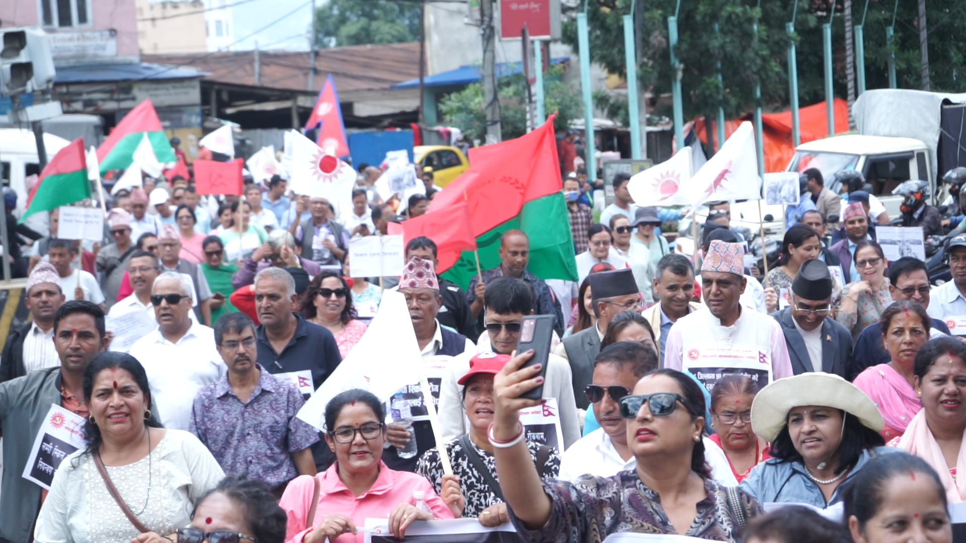 लम्पी स्किन रोग नियन्त्रण गर्न माग गर्दै काठमाडौँमा एमालेको प्रदर्शन (तस्बिरसहित)