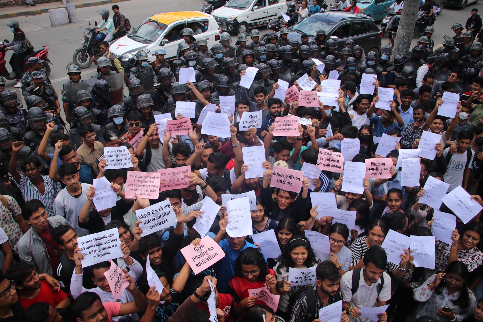 इन्जिनियरिङ पढाइको शुल्क नबढाउन माग गर्दै विद्यार्थीको प्रदर्शन (तस्बिरहरु)