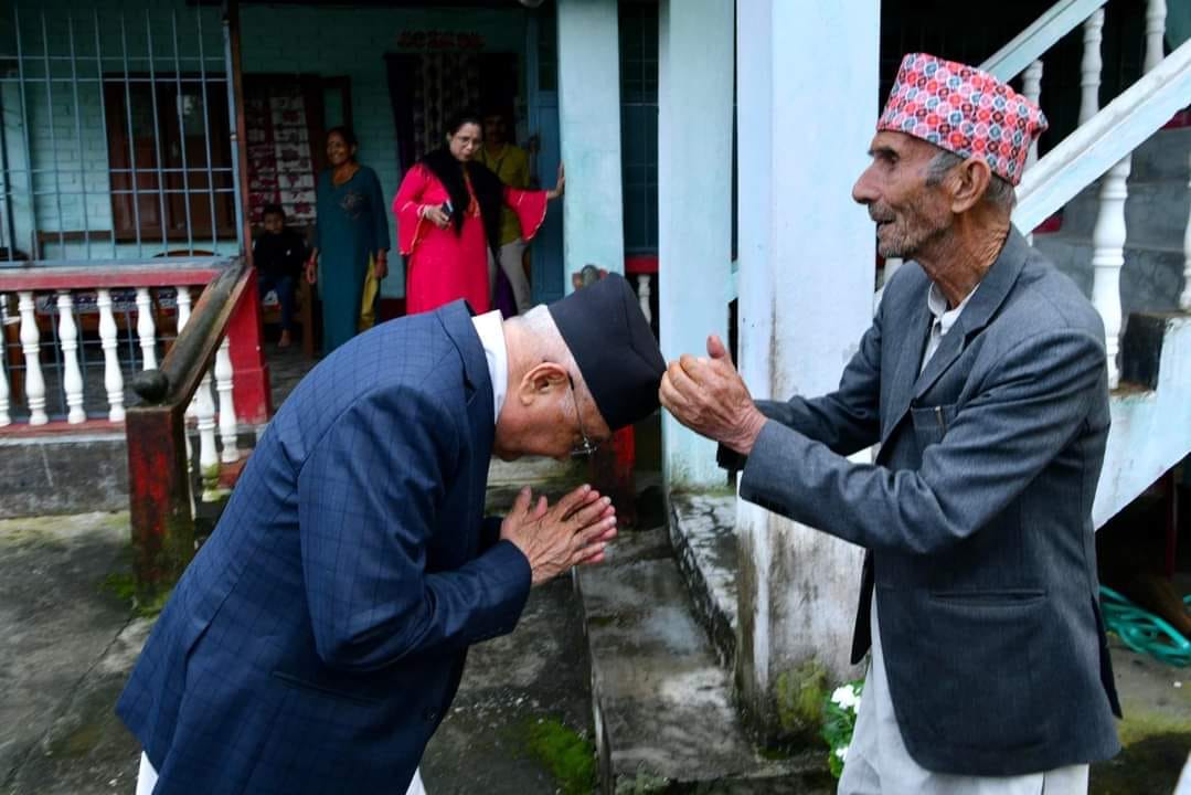 झापा पुगेर ओलीले बाबु भेटे, विशाल भट्टराईलाई सपिङ गरिदिए