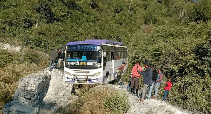 ठुलो दुर्घटनाबाट जोगियो दसैँका यात्रु बोकेको बस