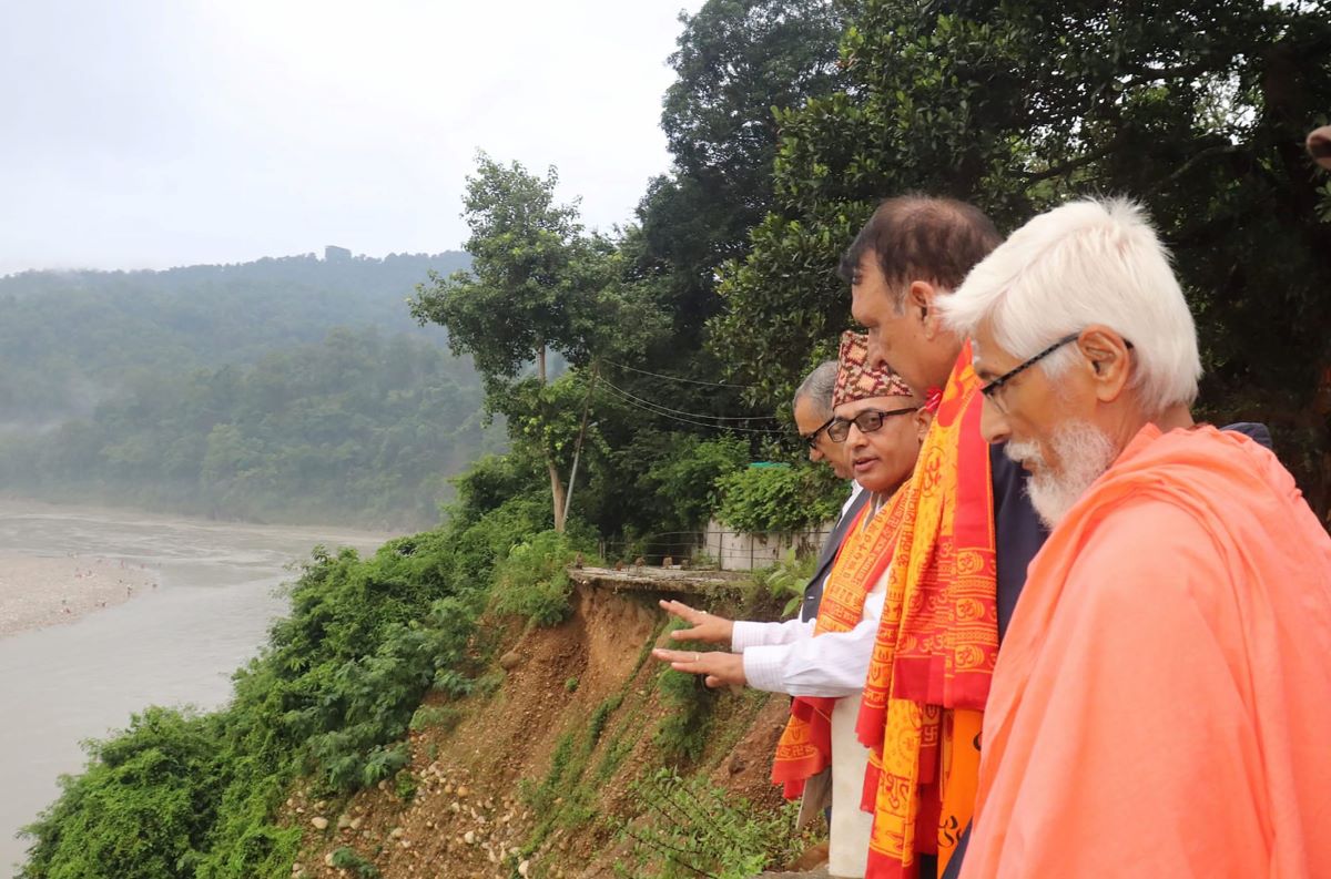 अर्थमन्त्री महतले गरे गलेश्वर आश्रमको पहिरो निरीक्षण